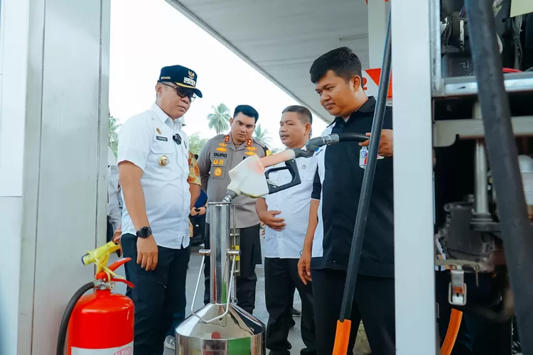 Pj Bupati Batu Bara Nizhamul saat melakukan sidak ke SPBU dan SPBE di Batu Bara (Realitasonline.id/GS)