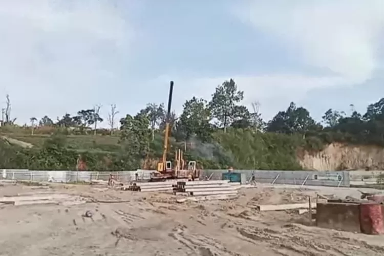  Lokasi yang saat ini sedang dibangun rumah susun untuk asrama Akper Taput ( Realitasonline.id/Alpon Situmorang)