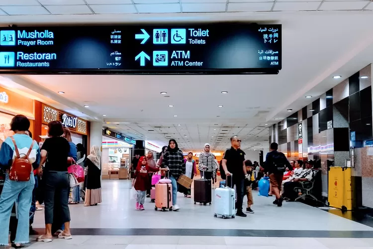 Puncak arus mudik lebaran 2024 di Bandara Kualanamu terus mengalami peningkatan, Sabtu (6/4/2024). (Realitasonline.id/ IW)