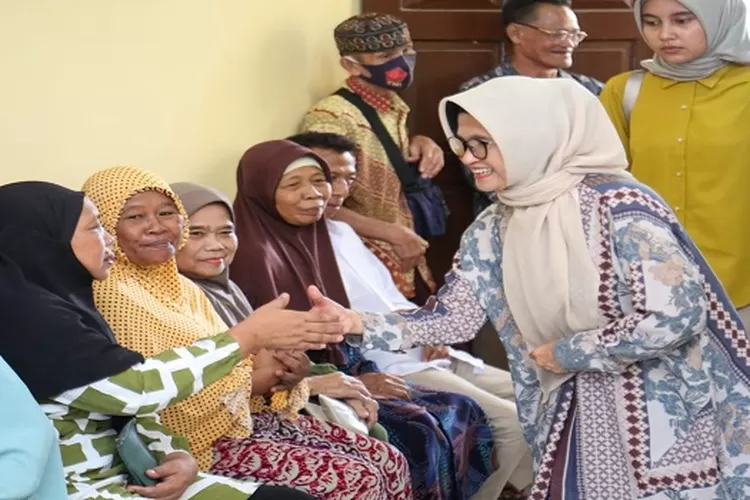 Wali Kota dr Susanti Dewayani SpA secara simbolis menyerahkan zakat kepada 1.100 Mustahiq yang disalurkan Badan Baznas Kota Pematangsiantar  (Realitasonline.id/RH)