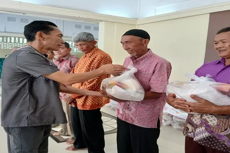 Ahmad Nelson Samosir, selaku General Manager PT BSP Sumut saat menyerahkan paket sembako pada masyarakat (Realitasonline.id/HS)