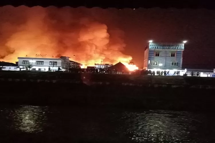 Kobaran api melalap kios dan balerong di pusat pasar Tarutung  (Realitasonline .id/Marudut)