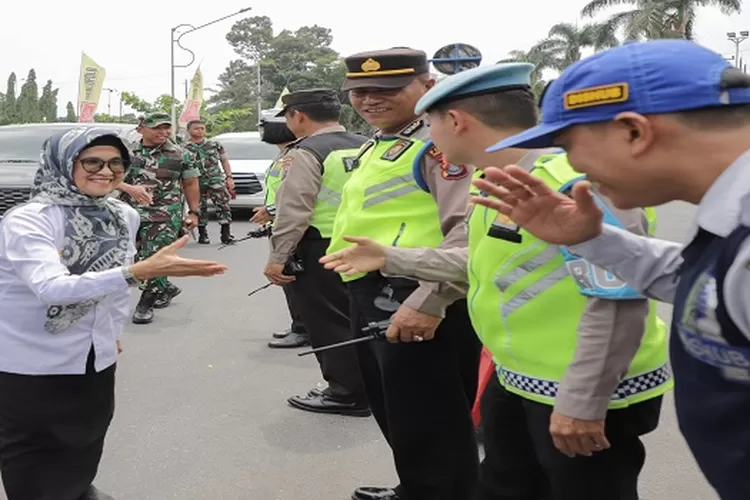 Wali Kota Pematangsiantar dr Susanti Dewayani SpA bersama Forkopimda monitoring Pos Pam dan Pos Yan Operasi Ketupat Toba  (Realitasonline.id/ RH)