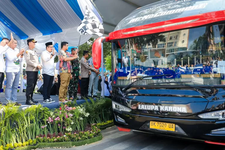 Walikota Bobby Nasution berangkatkan 6.060 warga Kota Medan untuk mudik gratis bareng Pemko Medan.