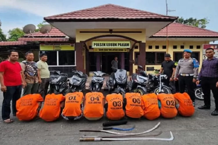 Para anggota geng motor saat diamankan di Polsek Lubuk Pakam berikut barang bukti sajam dan sepeda motor (Realitasonline.id/zul)