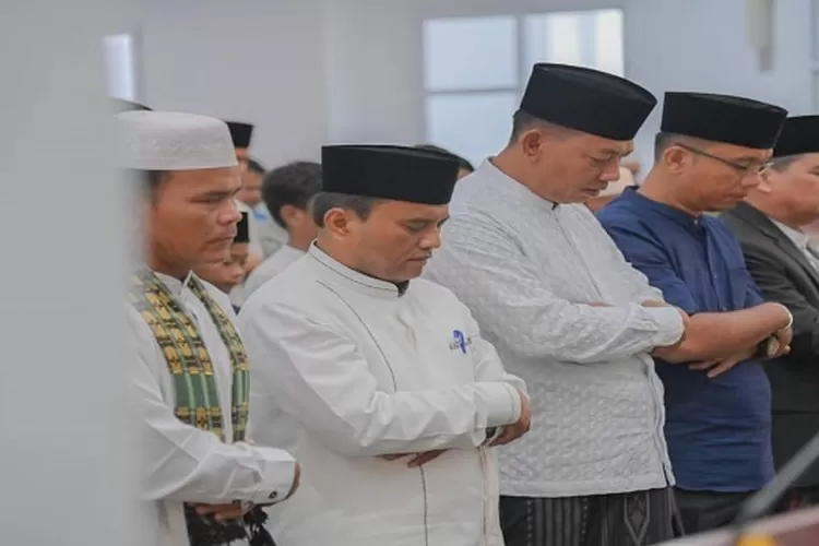Pj Wali Kota Padangsidimpuan Dr. Letnan Dalimunthe saat mengikuti sholat Idul Fitri 1445 H di Masjid Agung Al AbrorJalan Mesjid Raya Baru Kecamatan Padangsidimpuan Selatan&nbsp;  (Realitasonline.id/Riswandy)