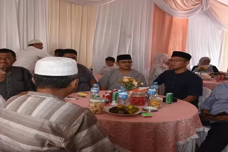 Plt. Sekda Kota Padangsidimpuan, Roni Gunawan Rambe, berbicang dengan para tamu di acara open house di kediaman pribadinya di Lingkungan Sibulan-bulan Kelurahan Padsng Matinggi  (Realitasonline.id/Riswandy)