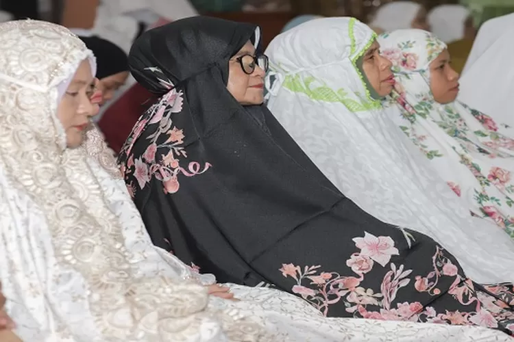 Wali Kota dan keluarga bersama masyarakat menunaikan sholat Idul Fitri 1445 H/2024 M di Masjid Raya  (Realitasonline.id/RH)