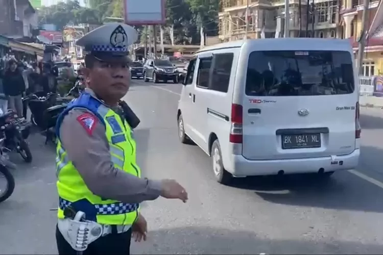 Polisi berjaga mengantisipasi kemacetan arus lalu lintas di jalan wisata Danau Toba.