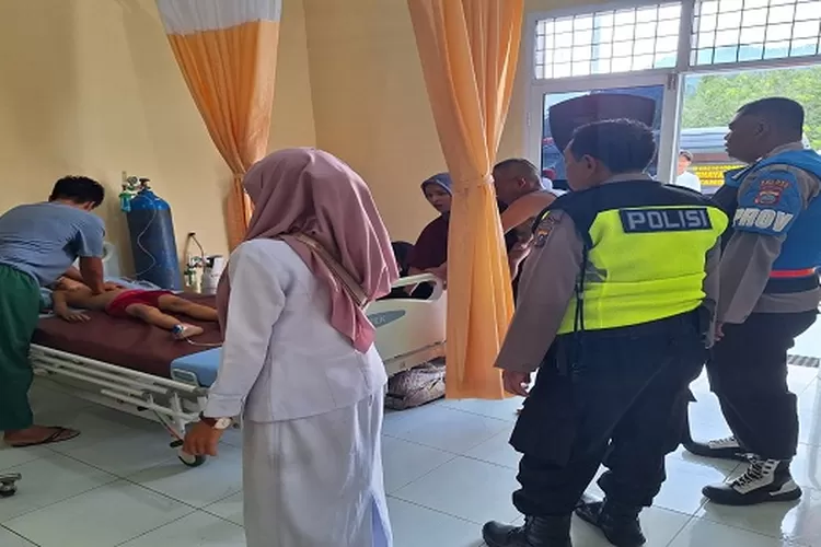 Salah seorang bocah yang tenggelam di sungai Parsariran Desa Hapesong Baru Kecamatan Batangtoru Kabupaten Tapsel mendapat perawatan perawatan Rumkit Bhayangkara TK IV Batangtoru  (Realitasonline.id/Riswandy)