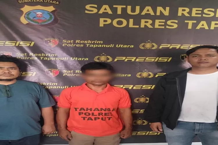 Tersangka pencurian hp (tengah) saat diamankan tim Satreskrim Polres Taput (Realitasonline.id/Dok)