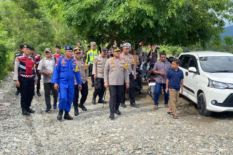 Kapolres Abdya AKBP Agus Sulistianto bersama rombongan lainnya mengunjungi lokasi objek wisata di Abdya dalam rangka Ops Ketupat Seulawah, Sabtu (13/4/2024)
