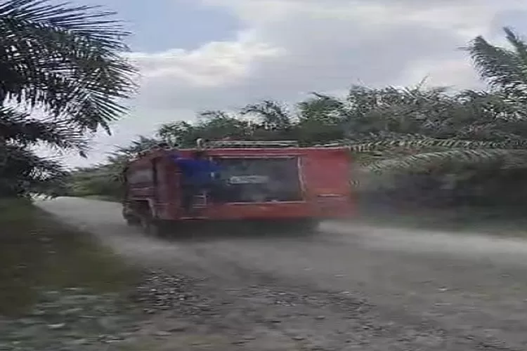 kendaraan mobil Damkar saat menyirami jalan agar tidak beterbangan debu-debu yang bisa menghalangi pandangan pengendara yang melintas (Realitasonline.id/AA)