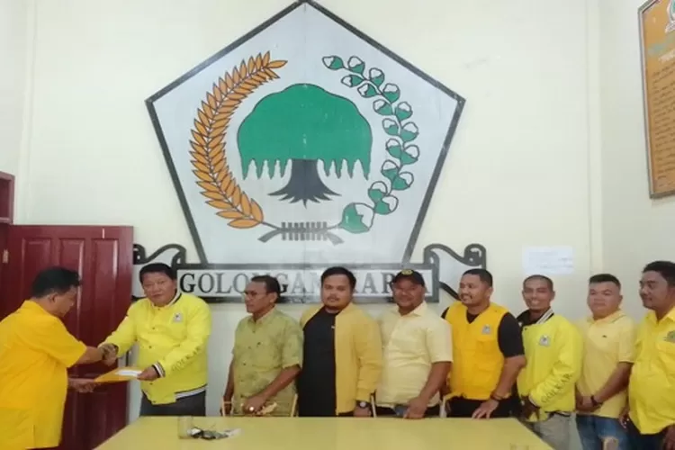 Ketua Golkar Taput FL Fernando Simanjuntak serahkan SK Tim Penjaringan Bacalon Bupati-Wabup Taput  (Realitasonline.id/Marudut&nbsp;)