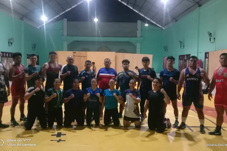 Pelatih dan atlet Pelatda Gulat Sumut foto bersama usai latihan di Aula Sekolah Advent, Jalan Pelajar Medan.