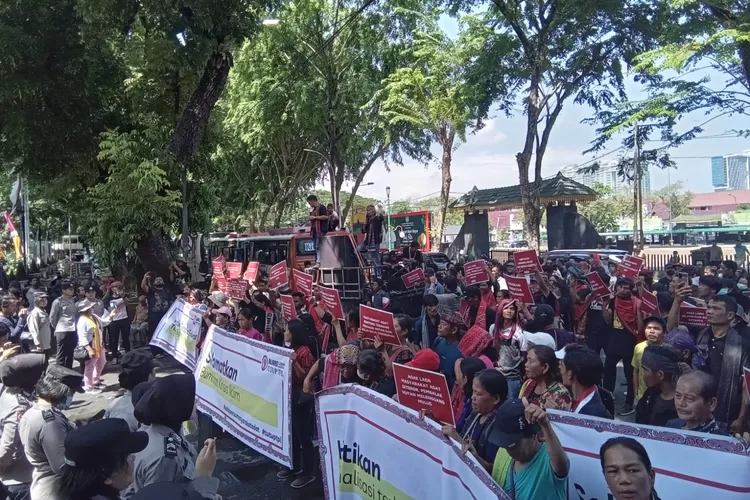 Masyarakat Adat Tanah Batak Demo di DPRD Sumut, Tuntut Tutup Toba Pulp Lestari