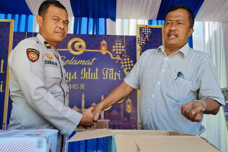 Kasat Pol PP Kota Padangsidimpuan Zulkifli Lubis, menyerahkan bingkisan berupa makanan dan minuman ringan kepada para petugas, saat mengunjungi Pos Yan Nataru Idul Fitri 1445 H di 2 Pos di Kota Padangsidimpuan, Jumat (19/4/2024).(Realitasonline.id/ RI)