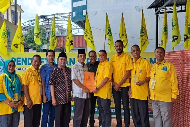 Unaini Akbar mewakili&nbsp;H Arwin Siregar&nbsp;meneruma berkas formulir balon Walikota untuk Pilkada Padangsidimpuan di Sekretariat DPD Partai Golkar Kota Padangsidimpuan ( Realitasonline.id/Riswandy)