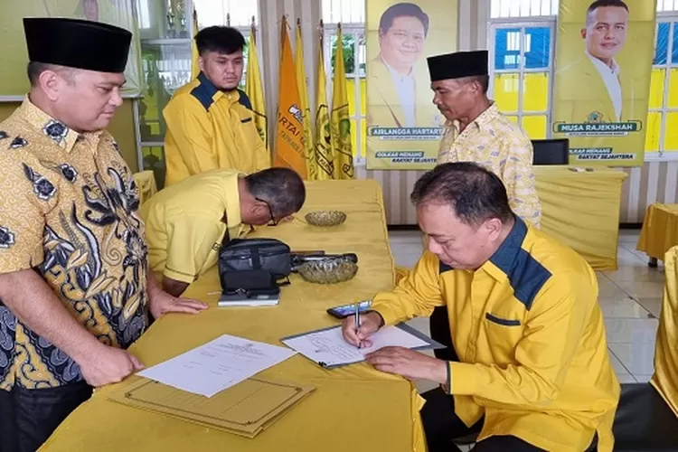 JSR, Pengasuh Ponpes Darul Mursid Sidapdap Simanosor, Kecamatan SD Hole Kabupaten Tapsel saat menyerahkan berkas dan mendaftar sebagai Balon Bupati / Wakil Bupati Tapsel pada Pilkada Tapsel ke Sekretariat DPD Partai Golkar Tapsel (Realitasonline.id/Riswandy)