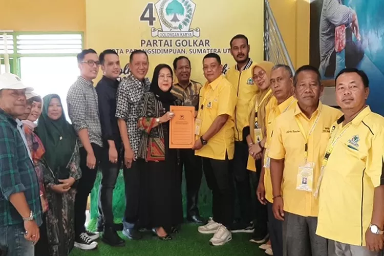 Ketua Tim Pendaftaran dan Penjaringan Balon Wali Kota/Wakil Wali Kota Partai Golkar H. Mulyadi Sofyan Lubis menyerahkan formulir kepada Hj. Syahraini Lubis untuk ikut sebagai Balon Wali Kota dan Wakil Wali Kota Padangsidimpuan  (Realitasonline.id/Riswandy)