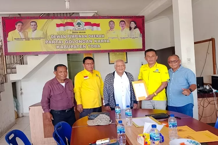  Kasmin Simanjuntak diapit pengurus partai Golkar Toba photo bersama sesudah mengisi purmulir pendaftaran (Realitasonline.id/MS)