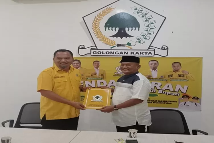 Ketua Tim Penjaringan Calon Bupati dan Wakil Bupati DPD Partai Golkar Deli Serdang Dharma Syahputra Purba (kiri) menyerahkan formulir pendaftaran Bupati M Ali Yusuf Siregar diwakili mantan Ketua KONI Deli Serdang Khairullah Siregar (pakai peci) (Realitasonline.id/zul)