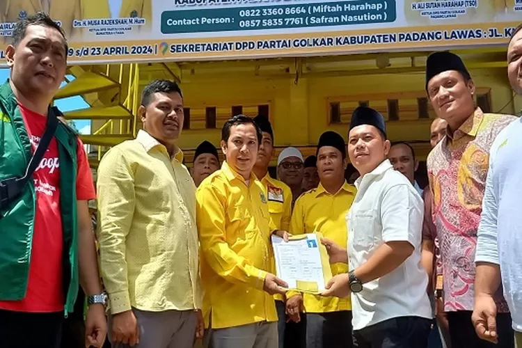 Pasangan calon Bupati dan Wakil Bupati, PMA Hasibuan - Ahmad Fauzan Nasution mendaftar ke DPD Partai Golkar Padanglawas, Minggu (21/4) ( Realitasonline.id/SS)
