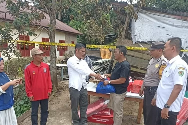 Bupati Tapsel diwakili Kepala Bidang Perlindungan Jaminan Sosial (Linjamsos) Dani Ibrahim Lubis bersama BPBD Tapsel, menyerahkan bantuan kepada korban kebakaran di Desa Panobasan Lombang  (Realitasonline.id/Riswandy)