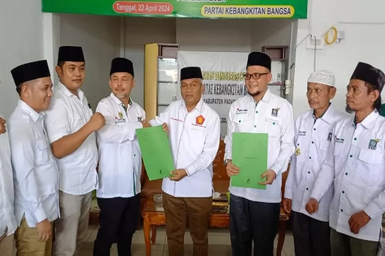 AZP mendaftar ke DPC PKB Padang Lawas, Senin (22/04/2024) ( Realitasonline.id/SS)