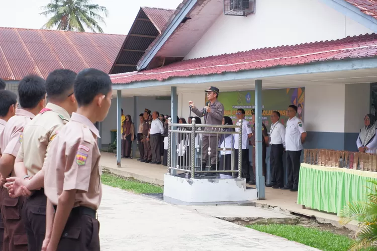 Kajari Lambok Sidabutar Beri Arahan Kepada Siswa di Lapangan SMAN 4 Padangsidimpuan