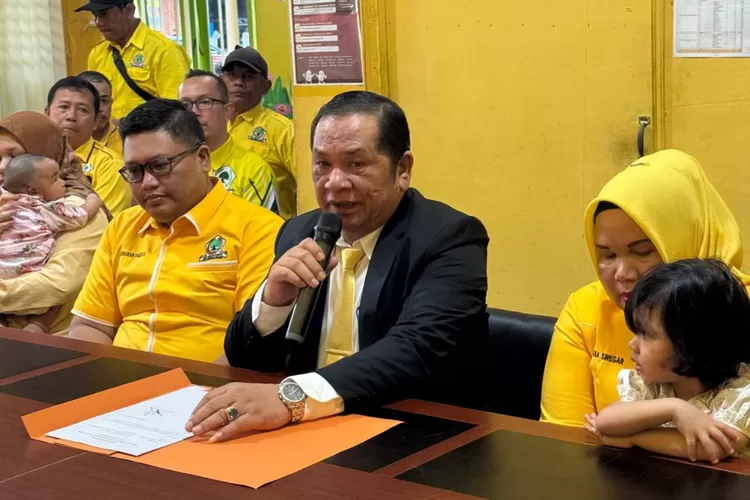 Irsan Efendi Nasution didampingi istri, anak dan cucunya menyerahkan formulir dan berkas pendaftaran ke Panitia Tim Pendaftaran dan Penjaringan Balon Wali Kota/Wakil Wali Kota Padangsidimpuan di kantor DPD Partai Golkar Padangsidimpuan ( Realitasonline.id/Riswandy)