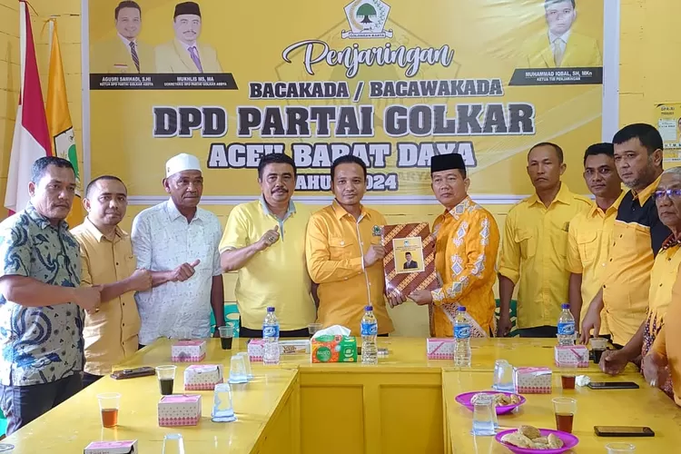 Salman Alfarisi mengantar langsung berkas pendaftran sebagai bakal calon (Balon) bupati untuk Pilkada Kabupaten Aceh Barat Daya (Abdya) ke DPD ll Golkar Abdya, Kamis (25/4).