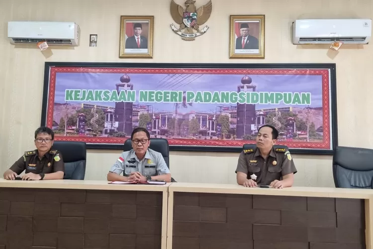 Kajari Padangsidimpuan Lambok MJ Sidabutar didampingi Kasi Intelijen Yunius Zega dan Kasi PB3R Elan Jaelani, memberi keterangan pers terkait penanganan kasus dugaan korupsi berupa ADD TA 2023yang naik status dari Lidik ke Sidik, di Kantor Kejari Padangsidimpuan, Kamis (25/4/2024).(Realitasonline.id/