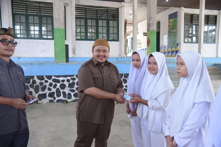 Bupati Tapsel Dolly Pasaribu menyerahkan. e KTP secara simbolis dan memfasilitasi pembuatan e - KTP kepada siswa-siswi SLTA sederajat se Tapsel di SMAN 1 Angkola Barat, Kabupaten Tapsel, Jumat (26/4/2024).(Realitasonline.id/ RI)