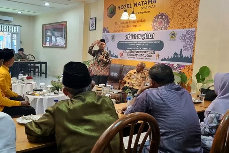 Syahrul M Pasaribu, Bupati Tapsel dua periode (2010 - 2015 dan 2016 - 2021) memberi sambutan pada acara halal bihalal Idul Fitri 1445 H dengan PPASN dan KTNA Tapsel  (Realitasonline.id/Riswandy)