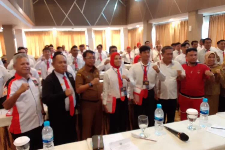 Kabid PPO Disporasu Budi Syahputra (dua dari kanan) dan Wakil Ketua I KONI Sumut Prof Agung Sunarno foto bersama peserta pelatihan drum band Sumut.