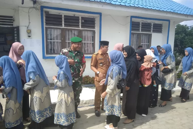 Camat Bilah Hilir Ridwan Syahputra Harahap saat melepas Kontingen Kecamatan Bilah Hilir sebanyak 76 peserta mengikuti MTQ dan Festival Nasyid Tahun 2024 di Labuhanbilik Panai Tengah, Senin (29/4/2024) di halaman Kantor Camat Bilah Hilir, Negeri Lama.