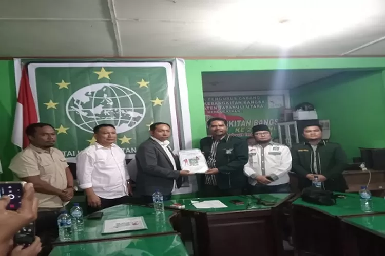 JTP menyerahkan berkas kepada tim penjaringan Bacalon Bupati Pilkada Taput 2024  (Realitasonline.id/Marudut)