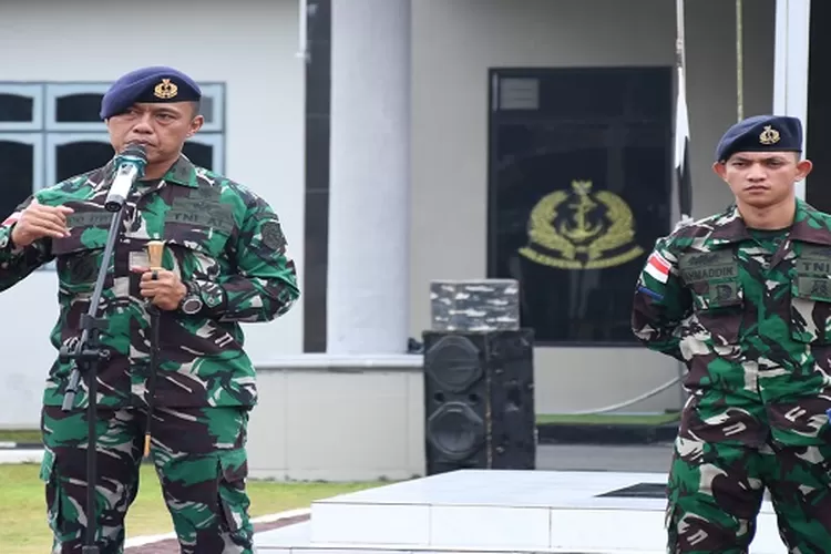 Komandan lanal Tanjung Balai Asahan Letkol laut (P) Wido Dwi Nugraha SE. M. MTr Opsla saat memimpin apel husus dimarkas Lanal TBA (Realitasonline.id/HS)