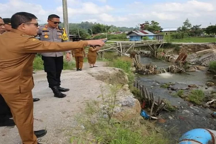 Pj Bupati Taput Dimposma Sihombing turun ke lokasi kerusakan jalan di Hutagalung Siualuompu (Realitasonline.id/MN)