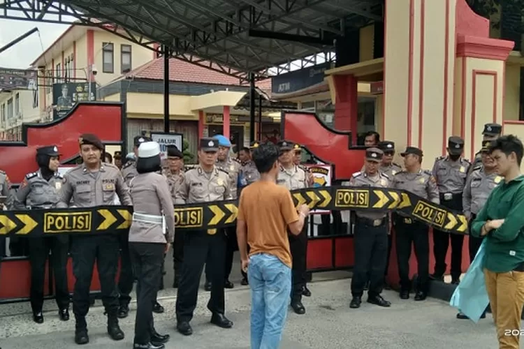 Massa Dema di depan Polresta Deli Serdang sebelumnya  sempat dihadang sejumlah pria saat hendak menuju Mapolresta (Realitasonline.id/zul)