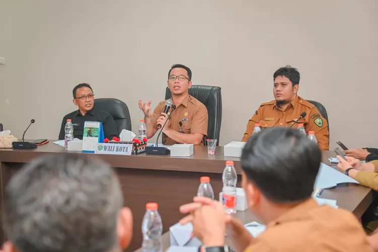 Plt Sekdako Roni Gunawan Rambe Pimpin Rapat di Aula Kantor Walikota Padangsidimpuan