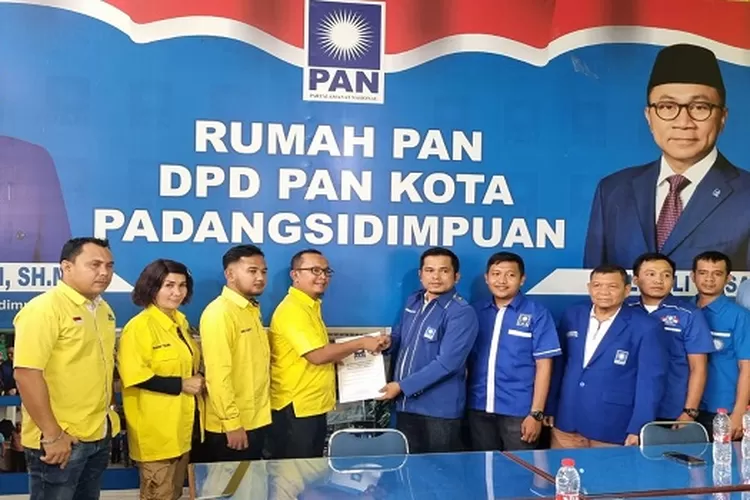 Ketua Tim Pendaftaran dan Penjaringan Balon Wali Kota dan Wakil Wali Kota Padangsidimpuan dari PAN Adiyanto menyerahkan formulir pendaftaran kepada DPD Partai Golkar Padangsidimpuan  (Realitasonline.id/Riswandy)