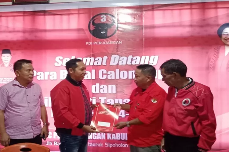 JTP menyerahkan formulir pendaftaran diterima ketua tim penjaringan Sotarduga Panggabean dan Ramses Aritonang  (Realitasonline.id/Marudut)