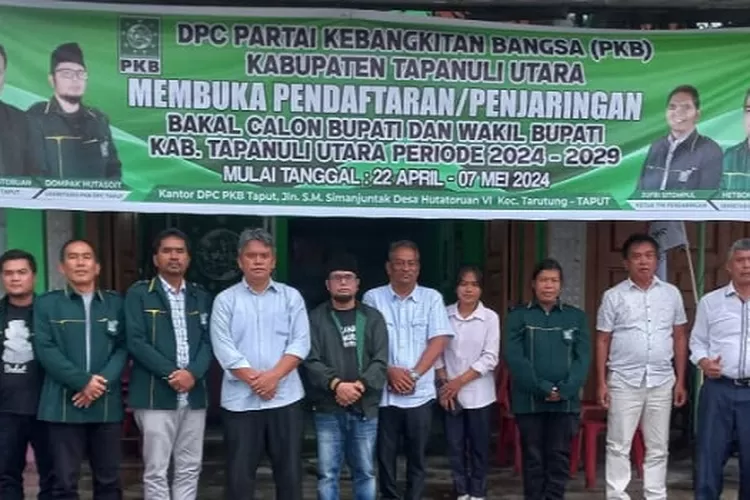 Deni Lumbantoruan foto bersama tim penjaringan bacabup -cawabub dari PKB  (.Realitasonline.id/Marudut)