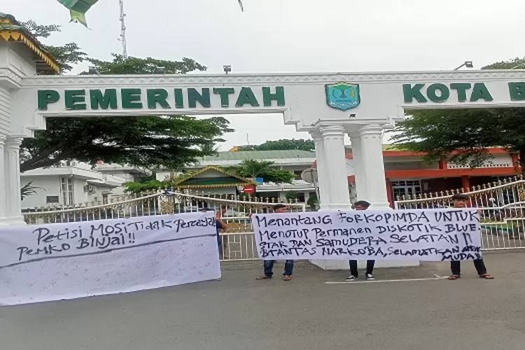 Puluhan mahasiswa dan masarakat bersatu melakukan aksi demo didepan kantor Wali Kota Binjei  (Realitasonline.id/M)