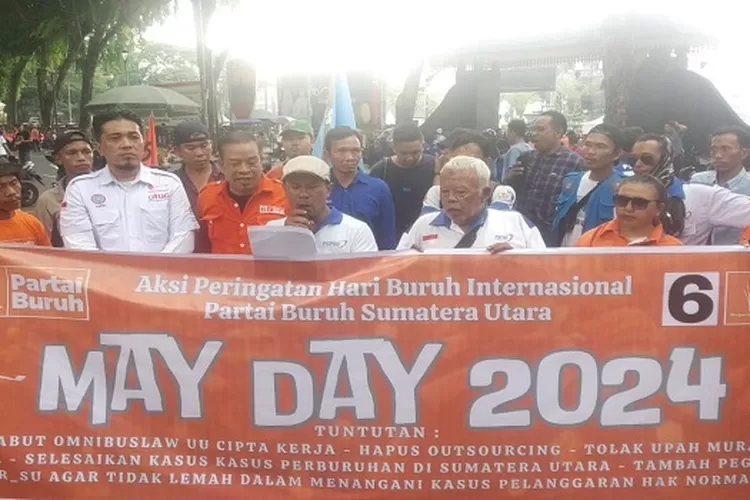 Aksi damai ratusan baruh di depan gerbang DPRD Sumut memperingati Hari Buruh May Day 2024 (Realitasonline.id/mis)