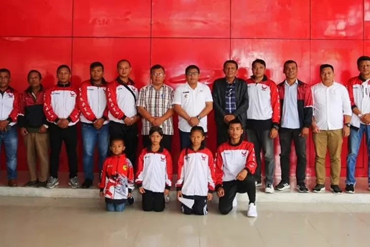 Pj Bupati Taput Dr. Dimposma Sihombing didampingi Kadispora Marco Panggabean saat memberangkatkan atlet karate menuju Kejurnas ASKI di Jakarta  (Realitasonline.id/Alpon Situmorang)