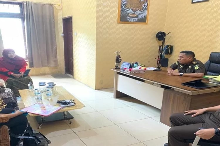 Kasi Perdata dan TUN Manatap Sinaga serta Kasi Intelijen Pada Kejari Padangsidimpuan Yunius Zega memberi pelayanan hukum kepada korban penelantaran ibu dan anak ( Realitasonline.id/Riswandy)