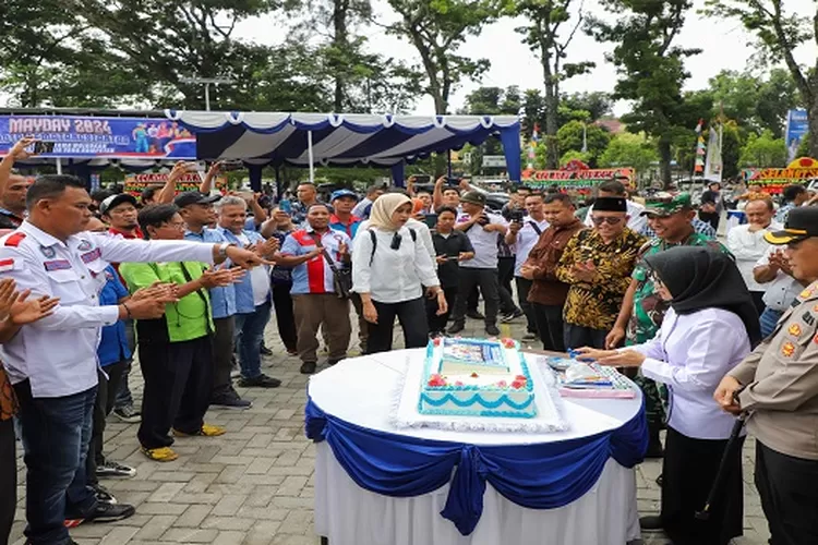 Wali Kota didampingi Forkopimda bersama para Buruh melakukan pemotongan tumpeng dan kue memperingati May Day 2024 di Siantar  (Realitasonline.id/RH)